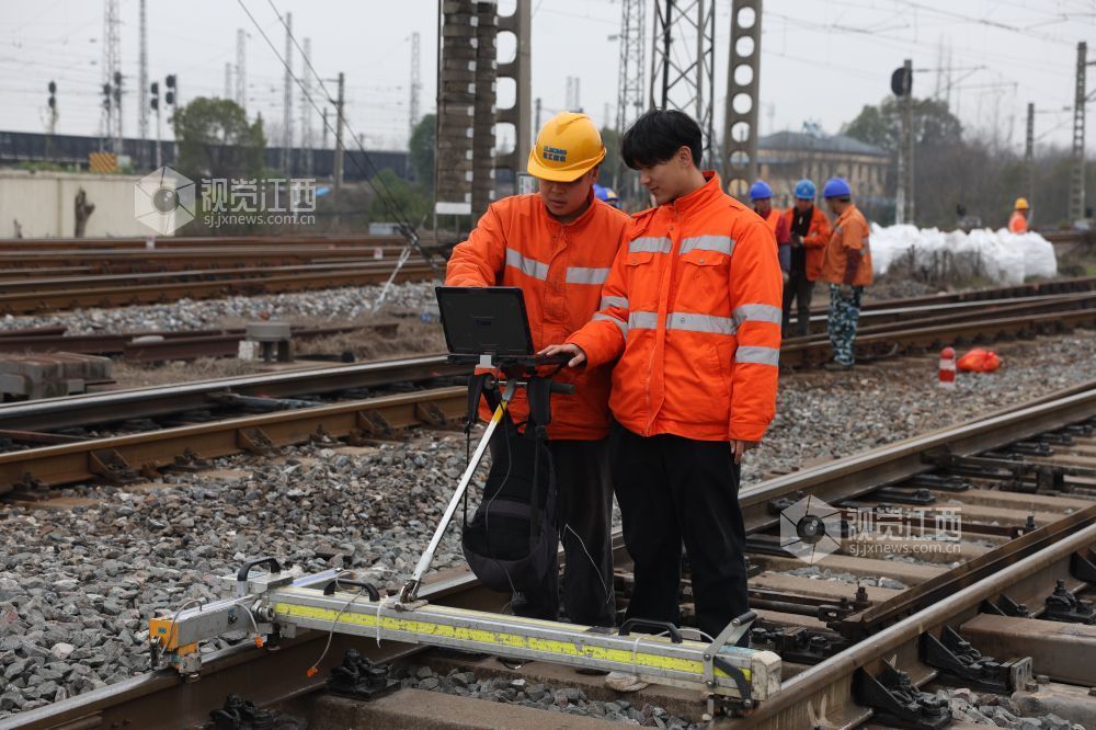 职工正在利用轨检仪检查清筛后线路状态。 祝路平 摄