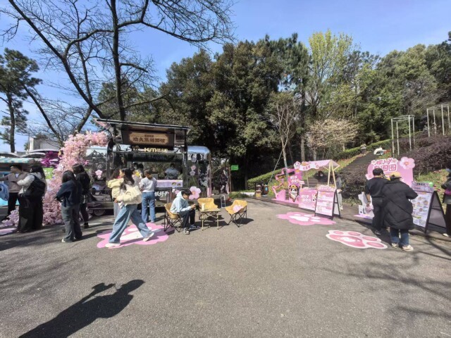 （陈克明食品加入“樱花艺术集”。 彭雅惠 摄）