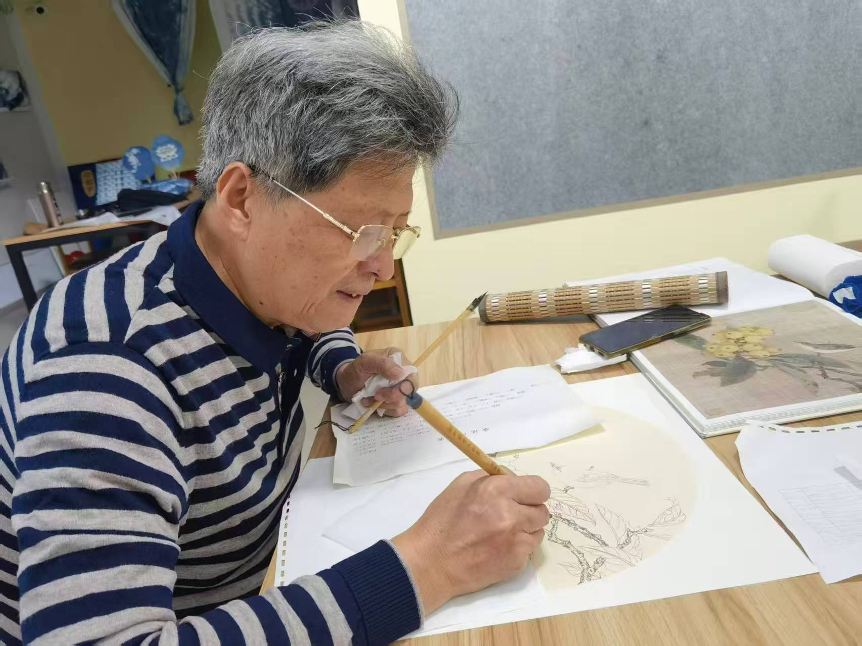 房公前：六十八岁再“创业”，他把工笔画“画”成了社区风景