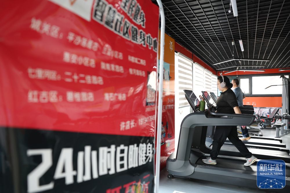 3月17日，市民在兰州市城关区的一处智慧社区健身中心内跑步锻炼。