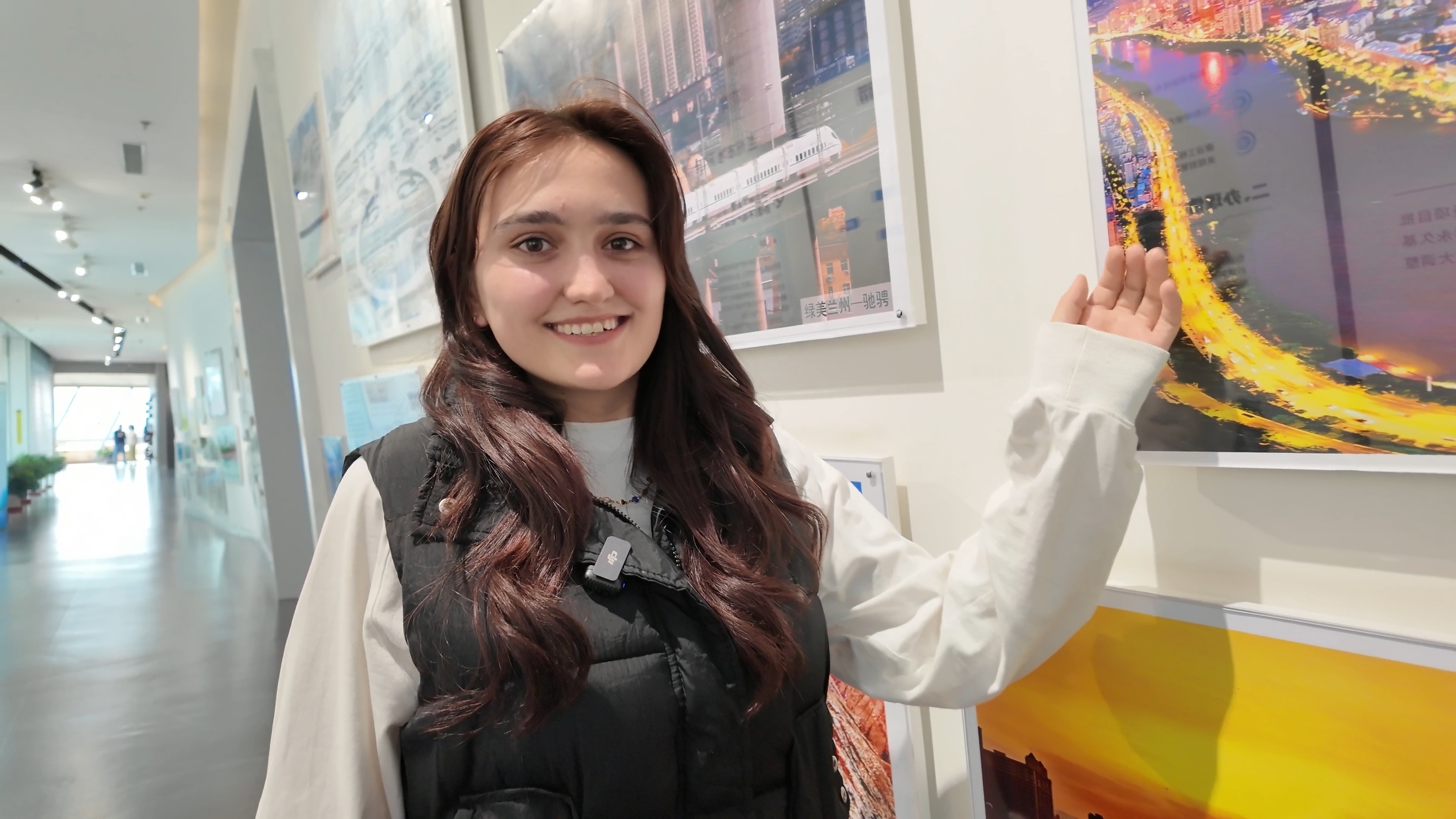 留学生被展区里的兰州城市照片吸引