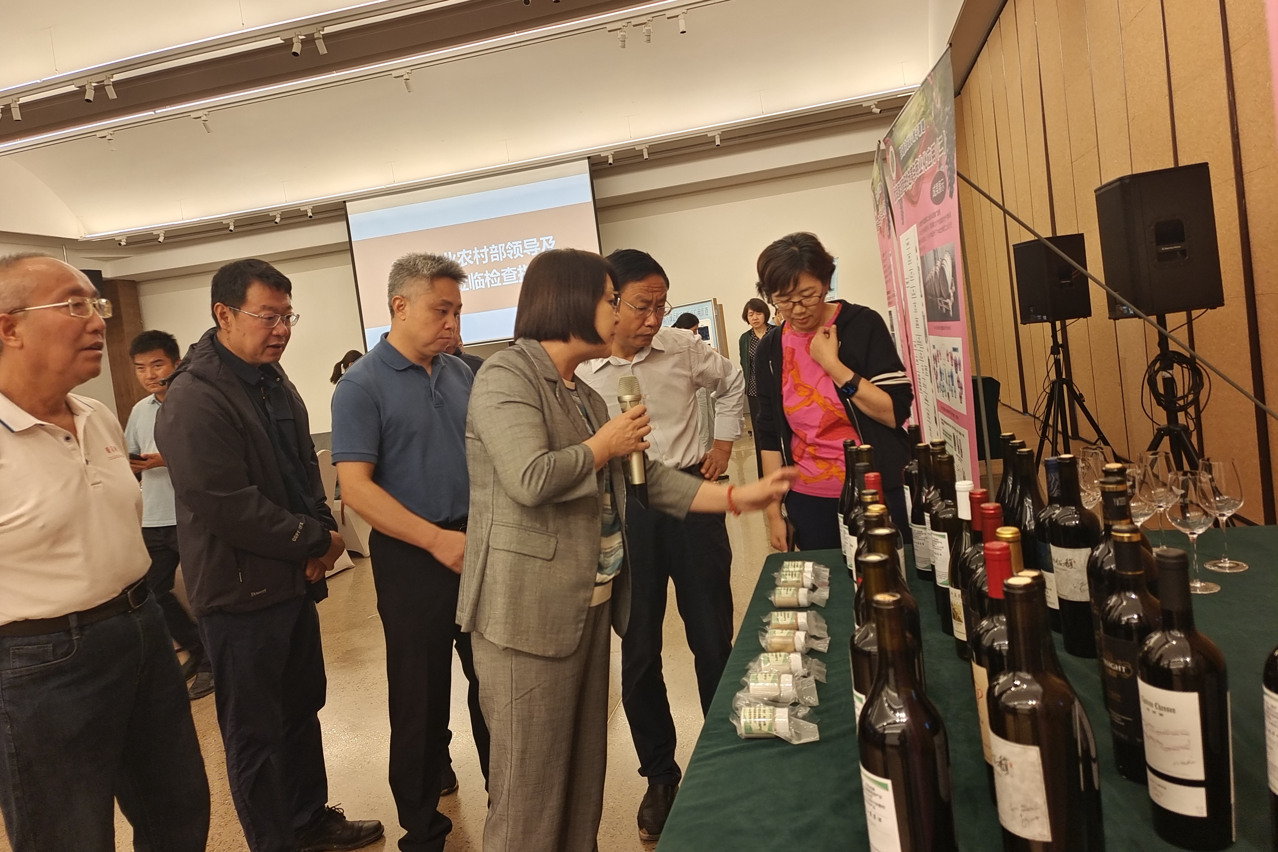 团队负责人王婧为国家农业部专家讲解本土菌剂在葡萄酒产品中的应用情况