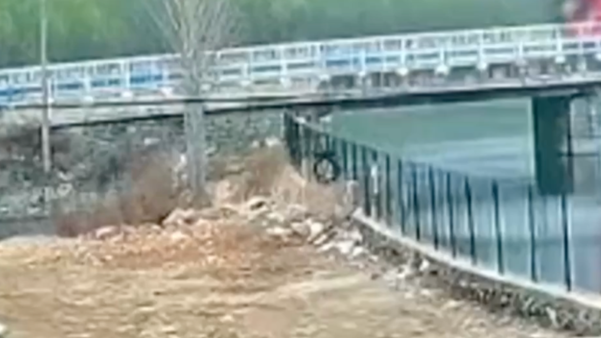 山东临沂一大桥破损致1伤，当地通报：系外地驾驶员驾驶重型厢式半挂车时发生意外，涉事车辆严重超载