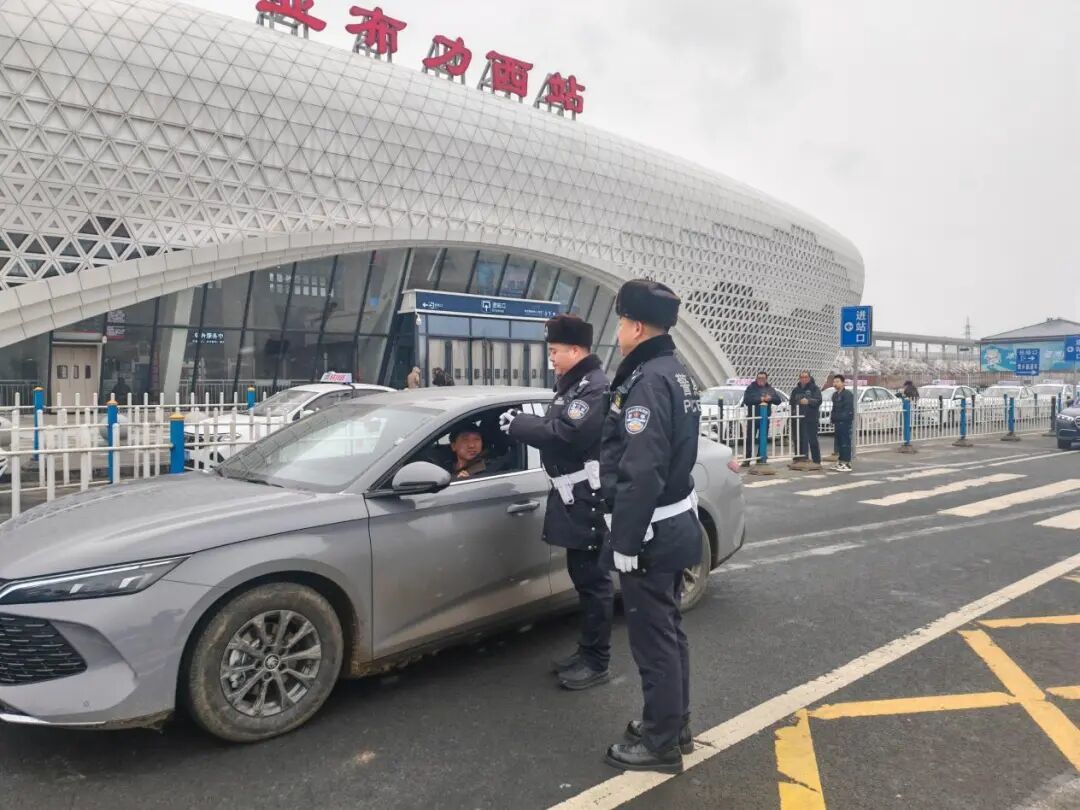 民警在亚布力西站前检查车辆
