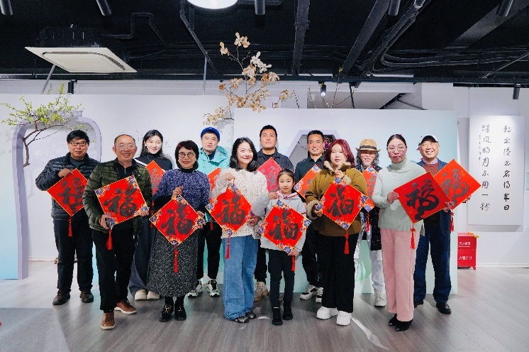 歌唱家赵斌书写的“福”字充满喜庆