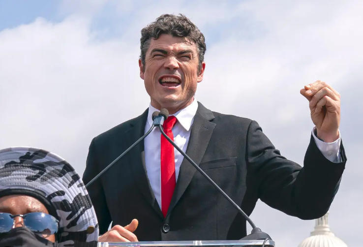 人物｜首个美高官因伊朗战争与特朗普公开决裂，他是什么来头？