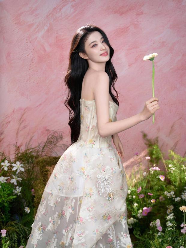 王楚然手握鲜花拍照，状态超好。