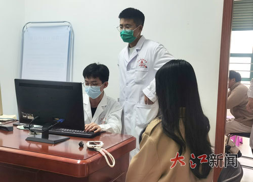 岐黄国医书院的学生在预诊室为病人问诊记录。李淑芳摄