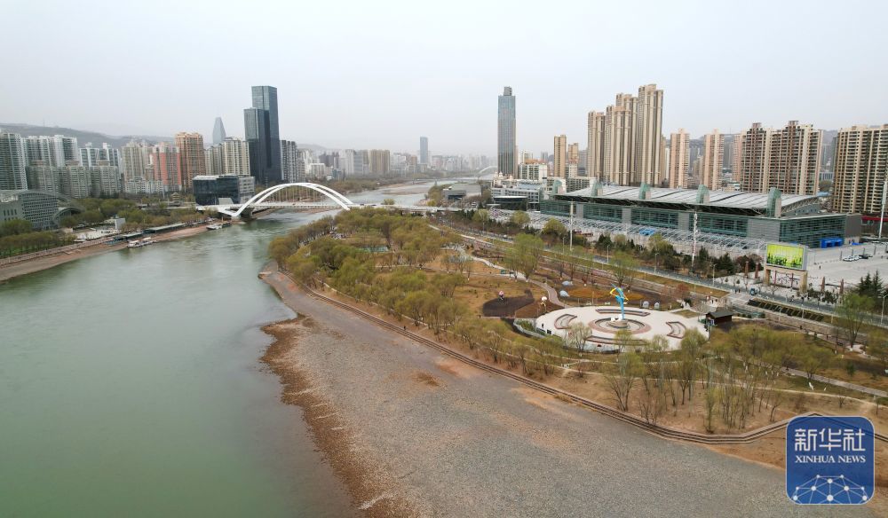 这是位于兰州市城关区黄河岸边的马拉松公园（无人机照片，3月18日摄。）
