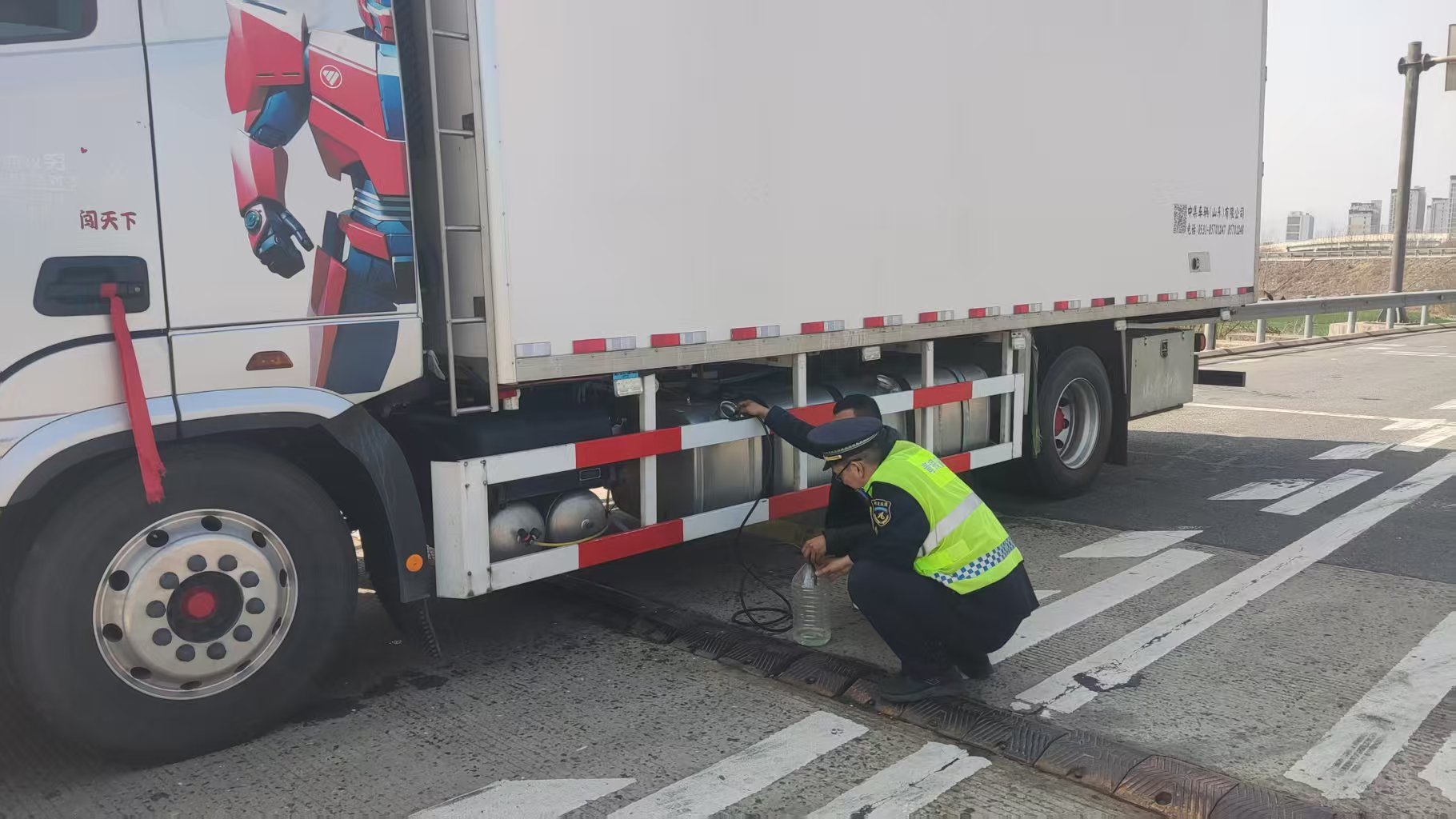 货车高速抛锚遇暖心救助——河北高速集团青银分公司铜冶收费站紧急援助燃油耗尽车辆