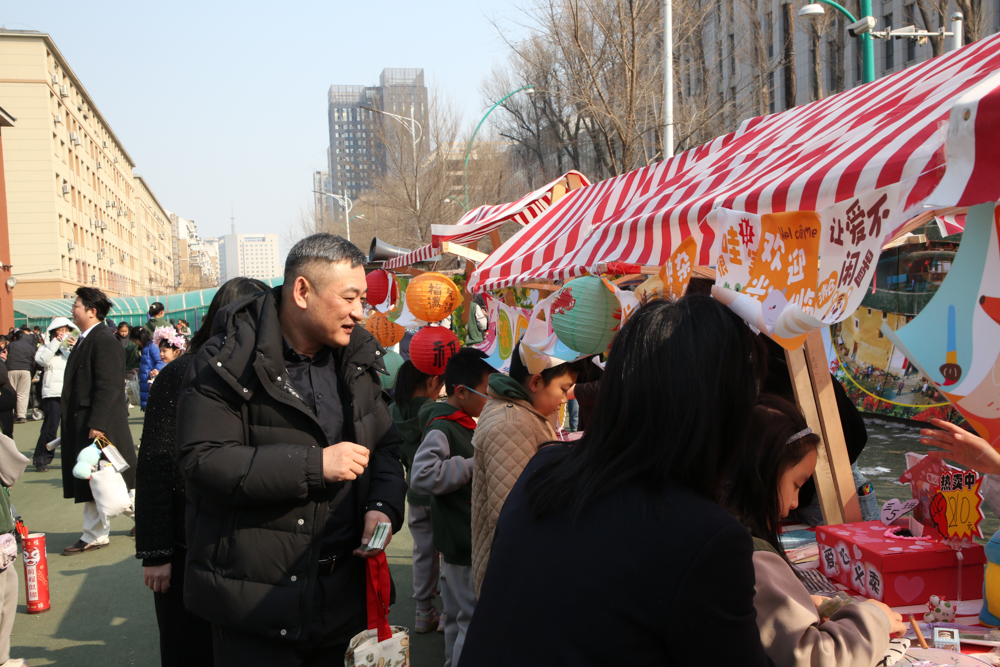 中歌恒动 与爱同行  ——长春外国语实验学校“温暖绿丝带・雷锋伴我行”爱心义卖活动侧记