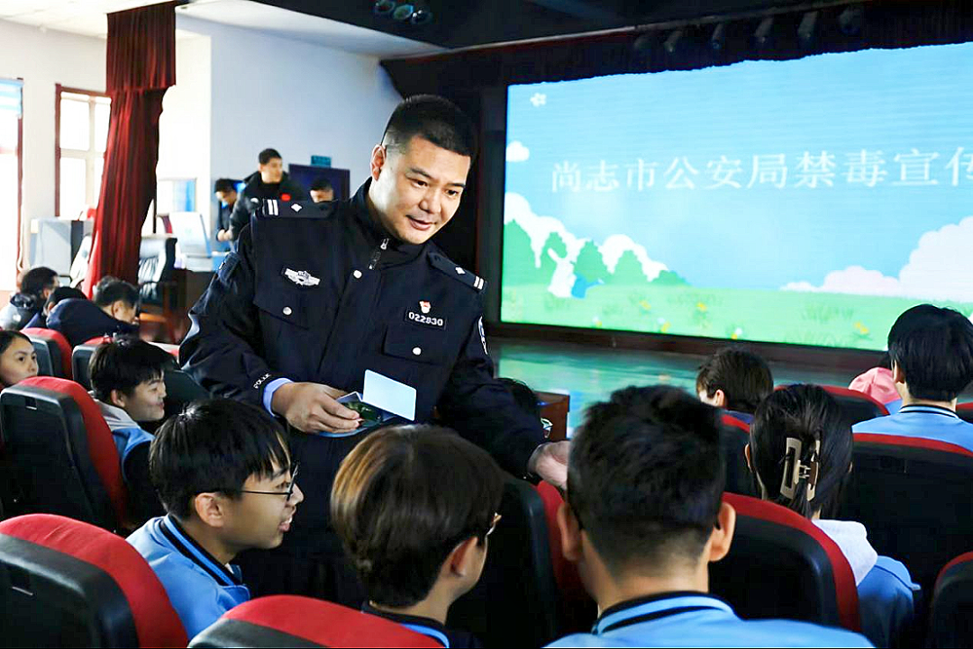 杨雷与学生们互动交流