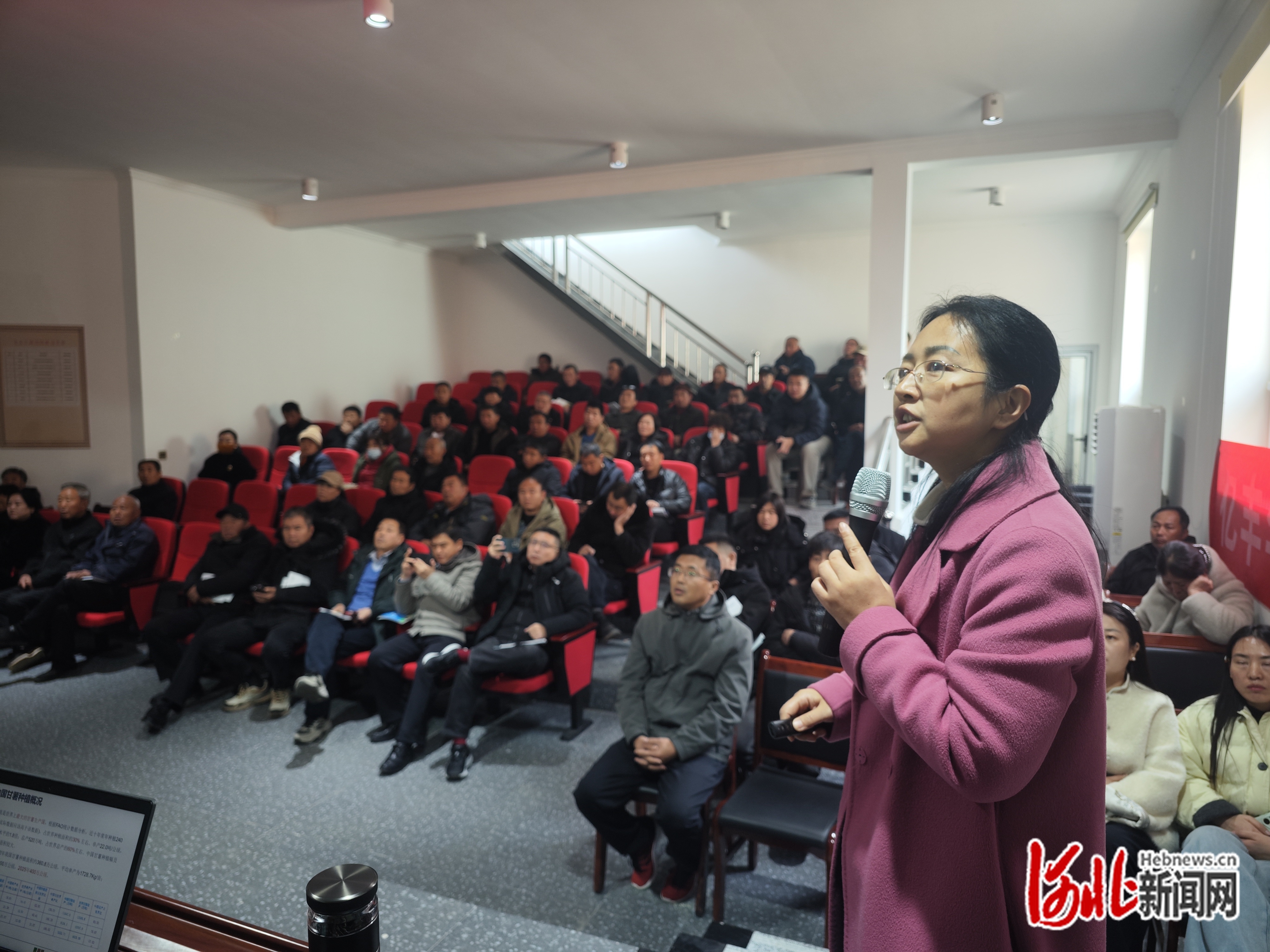 崔江慧在给农户进行培训。受访者门明新供图