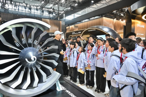 图：“小小科学家”在AWE追觅宇宙展馆研学现场