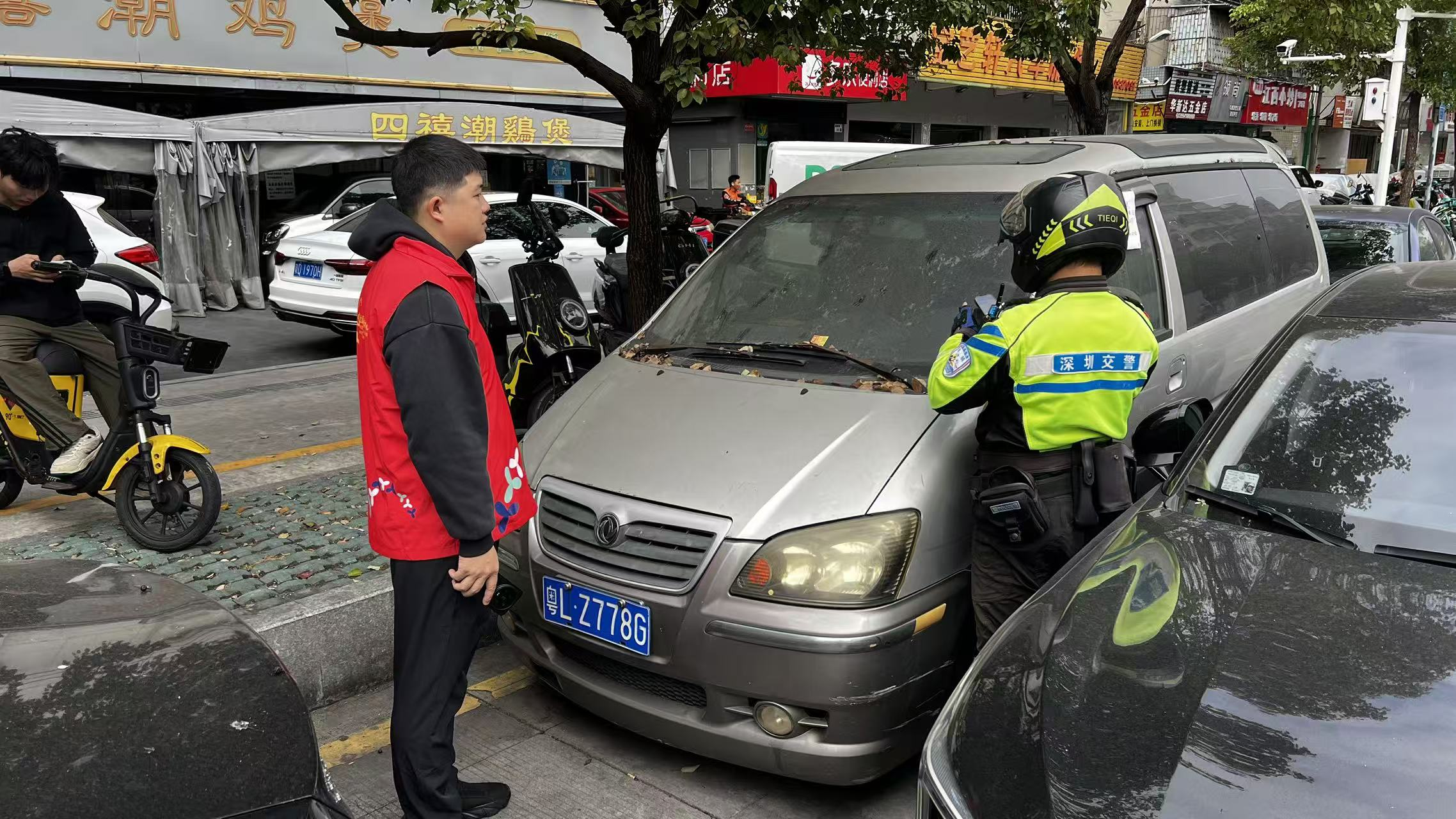 乐群社区居民出行路被堵？乱停乱放必查处，联合交警亮罚单！此次行动处罚30台，警告32台。