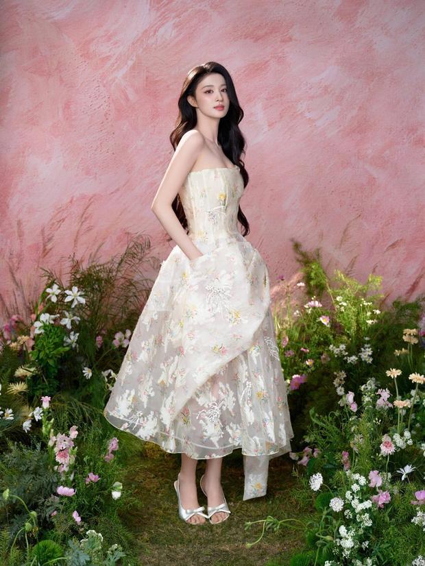 搜狐娱乐讯 19日，王楚然最新写真美照释出，她身着一袭印花长裙化身甜美少女，与繁花同框合影，春日氛围感拉满！