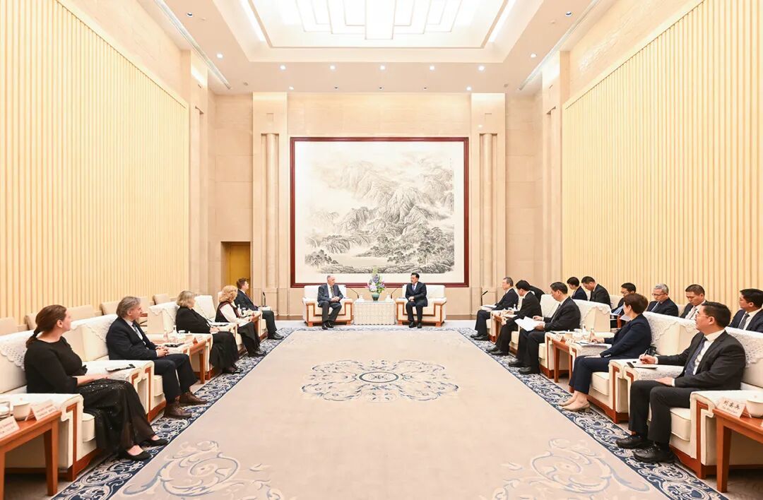 3月19日下午，市委书记袁家军会见莫斯科国立柴可夫斯基音乐学院校长亚历山大&middot;索科洛夫一行。记者 苏思 摄/视觉重庆