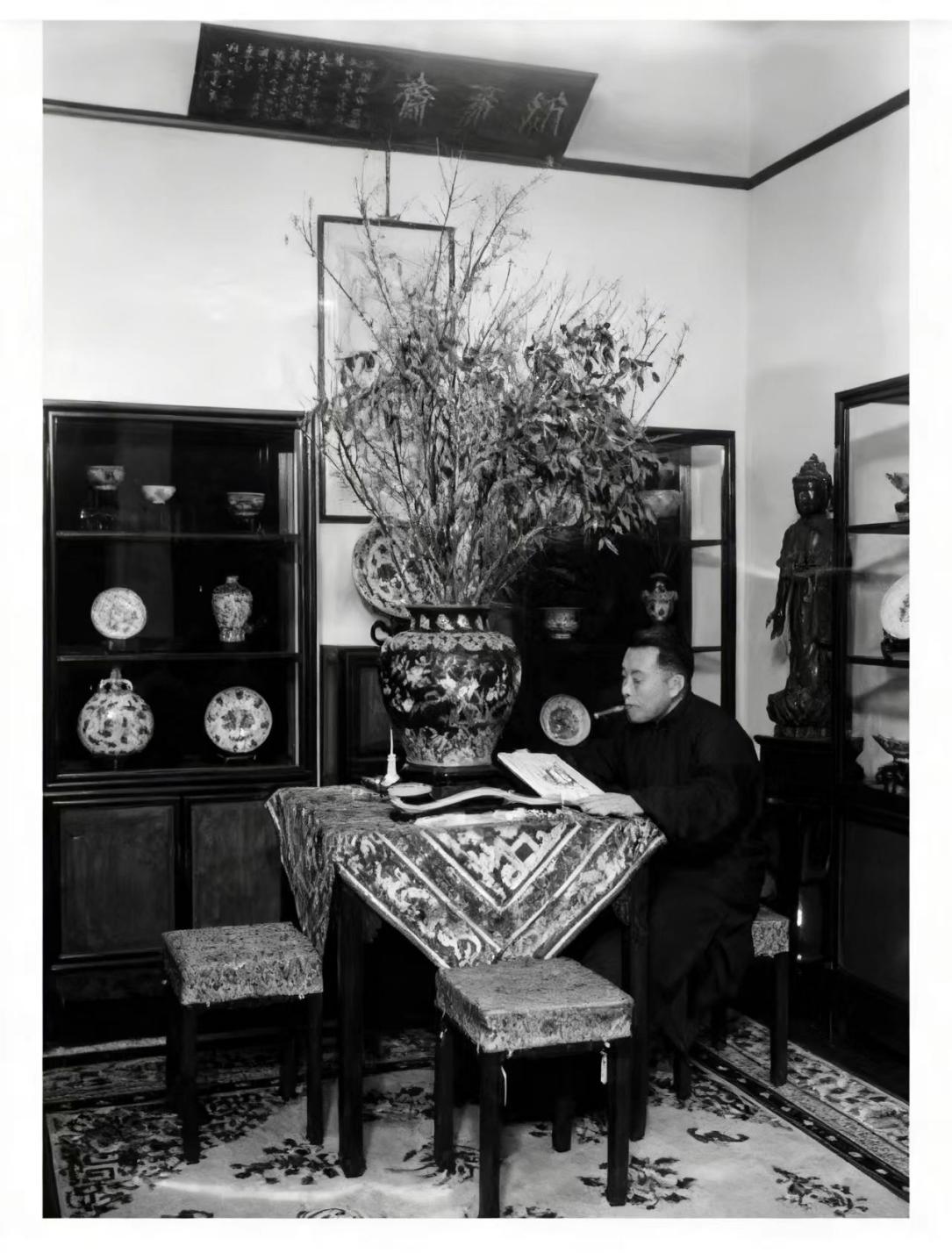 在这样的家庭氛围中，乔木自幼便与传统文化结下了不解之缘。他常常翻阅家中的古籍字画，摆弄各类小件藏品，对那些古老文物背后的历史故事充满好奇。这份热爱，如同一颗种子，悄然埋入心田，等待日后生根发芽。