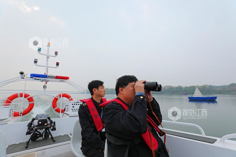 2026年3月18日,江西省吉安市泰和县农业综合行政执法大队执法人员正在赣江泰和段水域进行巡江护水。