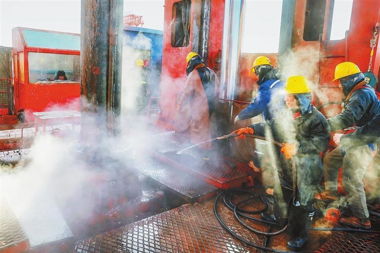 张掖青阳煤矿项目施工现场，工人为钻机降温。