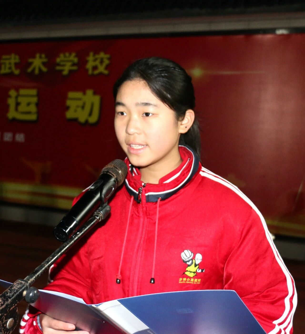 少林小龙武校举行“植绿护绿美校园，心系家国练硬功”主题升旗仪式