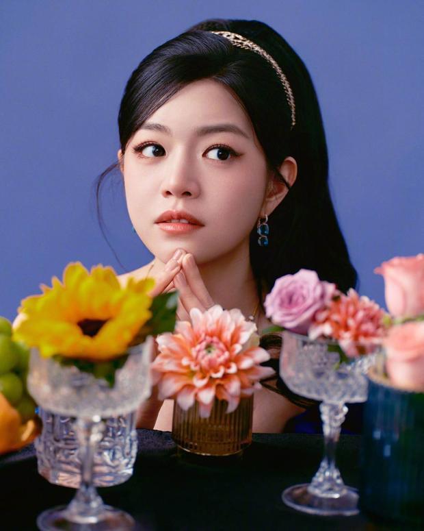 陈妍希的眼神灵动,元气满满。