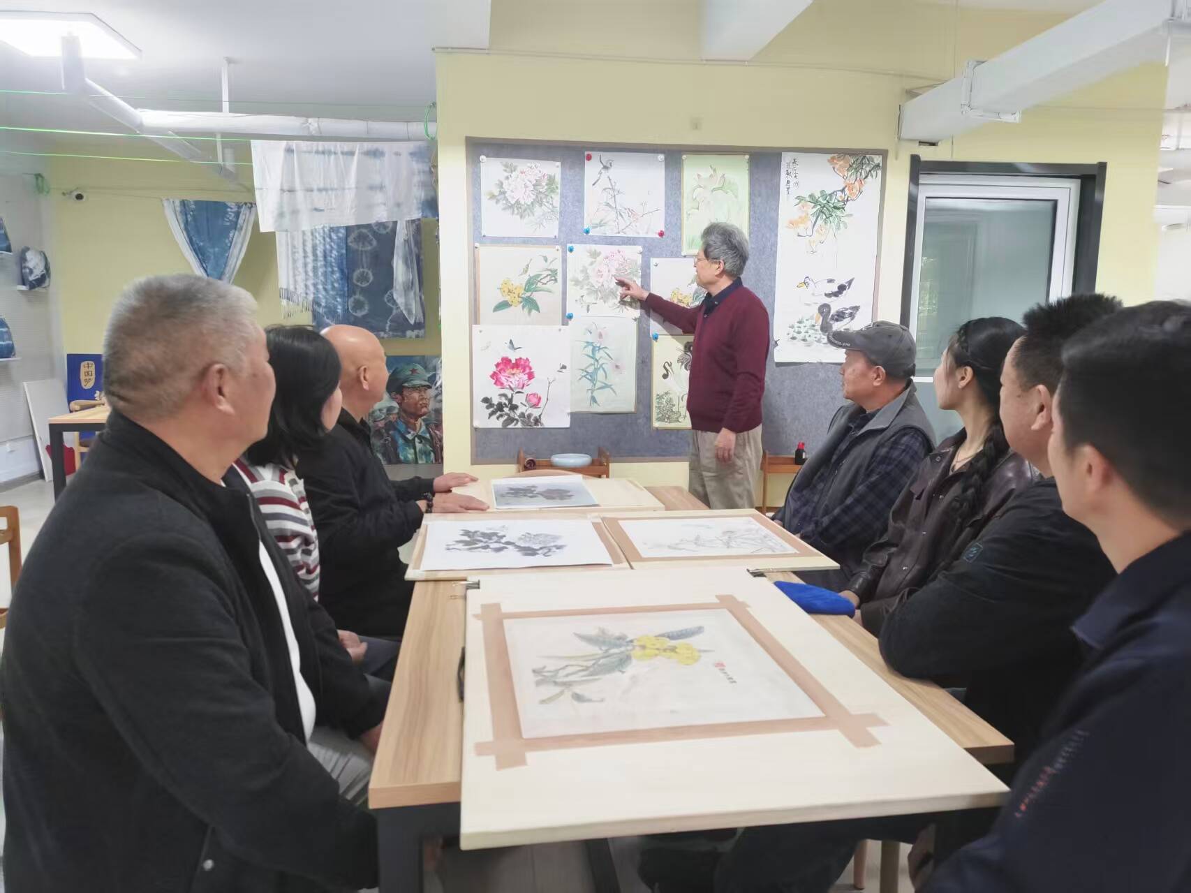 房公前：六十八岁再“创业”，他把工笔画“画”成了社区风景