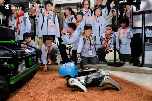 图：小小科学家在追觅宇宙展馆零距离感受前沿科技