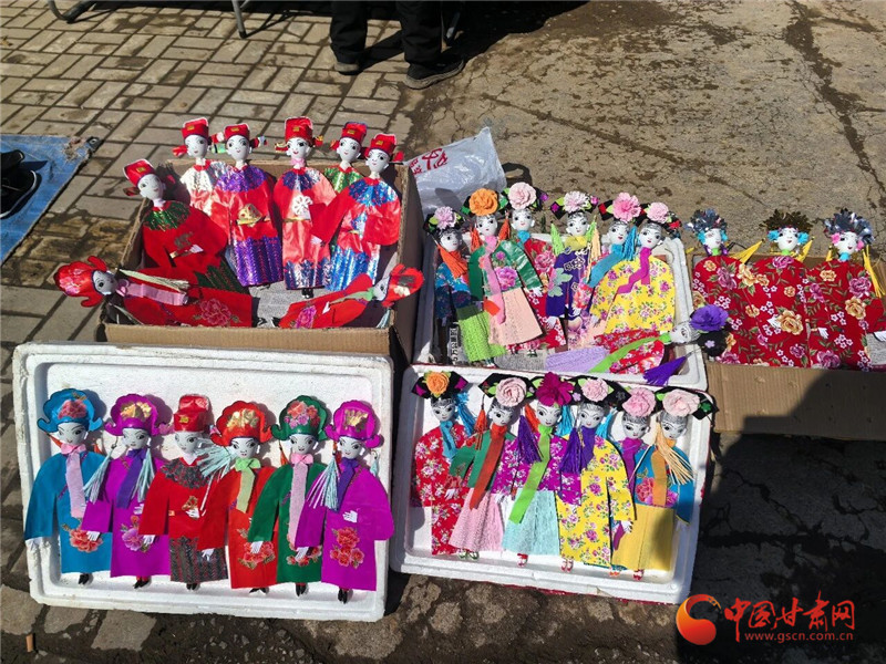 甘肃华亭街头出售的疳娃娃