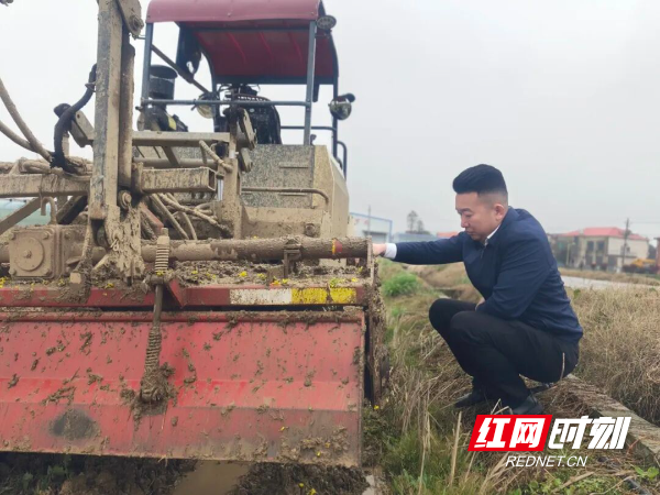 盛世农丰农机专业合作社联合社负责人何广在检查旋耕机履带情况。