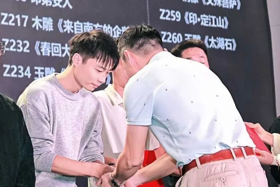 △ 肖峰荣获2023年佛山市职工职业技能大赛玉雕工匠技能竞赛“技术状元”称号。受访者供图。