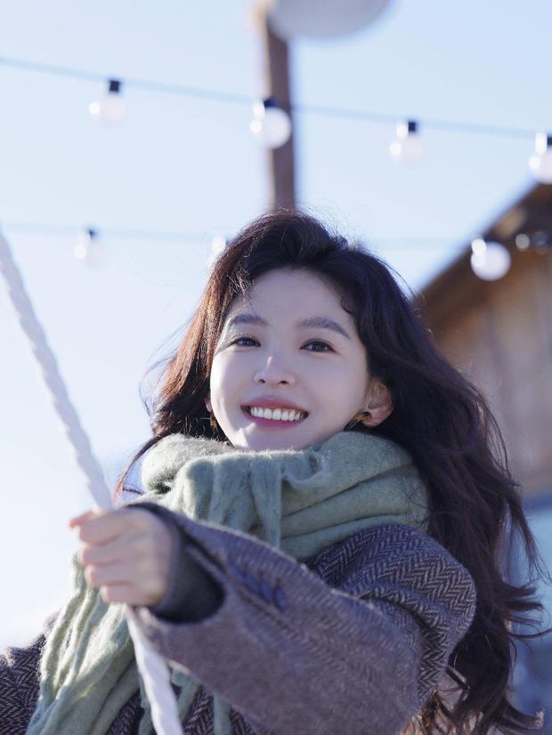 章若楠笑容好甜。