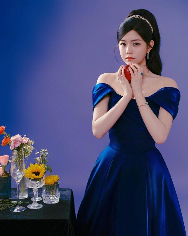 陈妍希穿深蓝色礼裙气质佳!