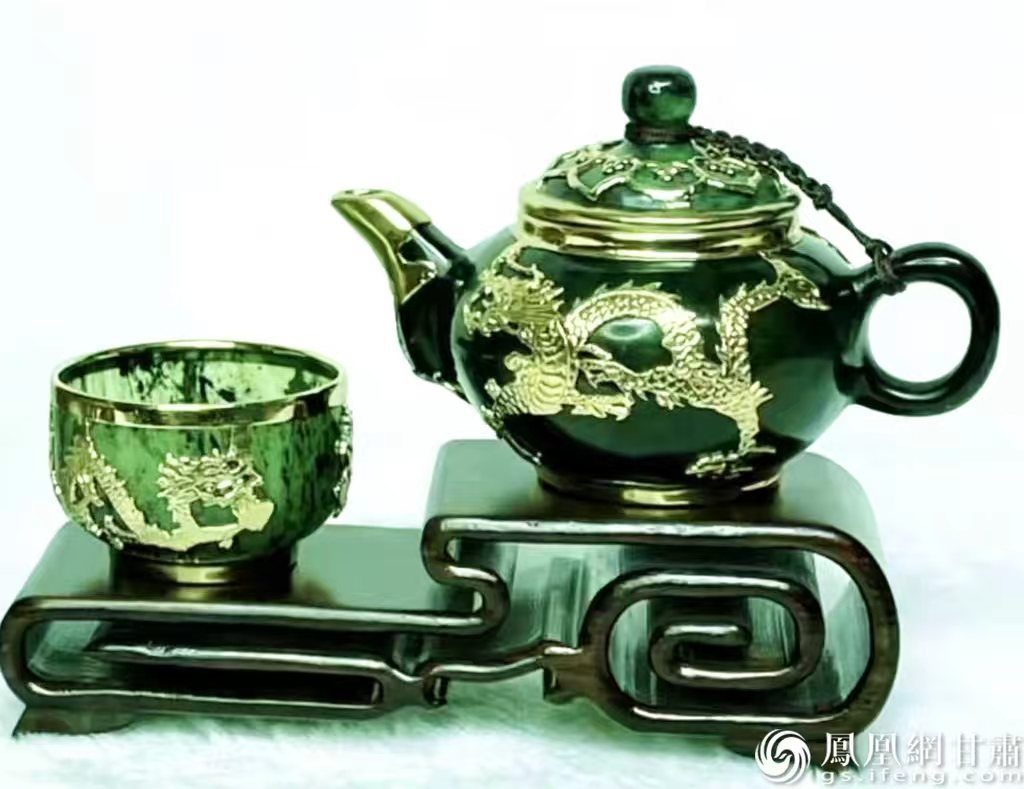 用鸳鸯玉制作的夜光杯酒具色自天然,严冬不冻不裂,盛酒后酒色不变,酒味更浓。图源自武山县人民政府官网