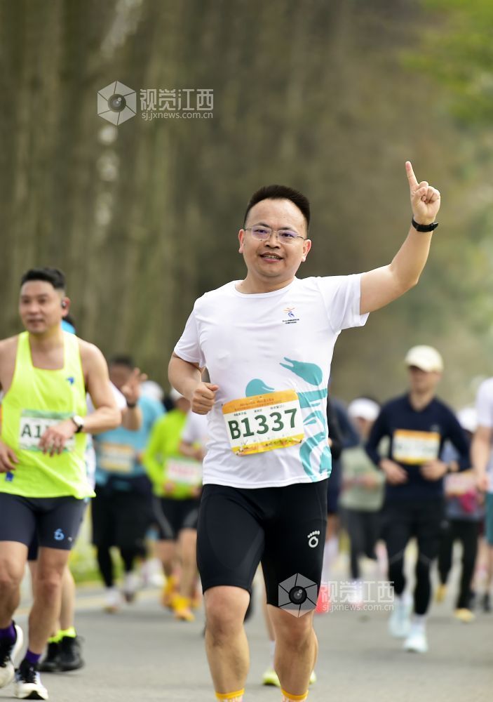 2026年3月15日，南昌半程马拉松，参赛选手自信奔跑，姿态昂扬。