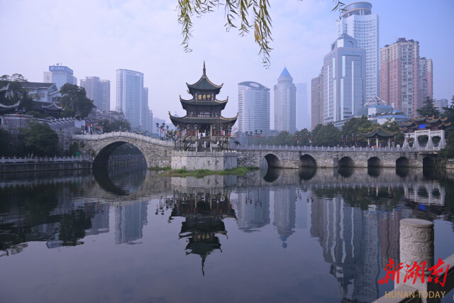 南明河波光粼粼，碧水之上，甲秀楼巍然屹立。