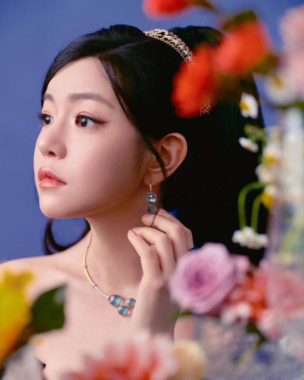 陈妍希侧颜精致,脸蛋红润白嫩,保养有方。