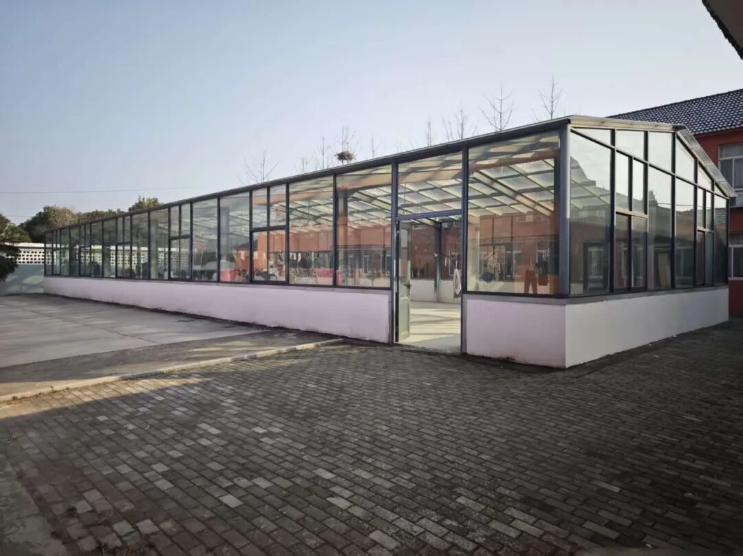 图为唐洋镇敬老院修缮新的院落及新建的休闲健身阳光房