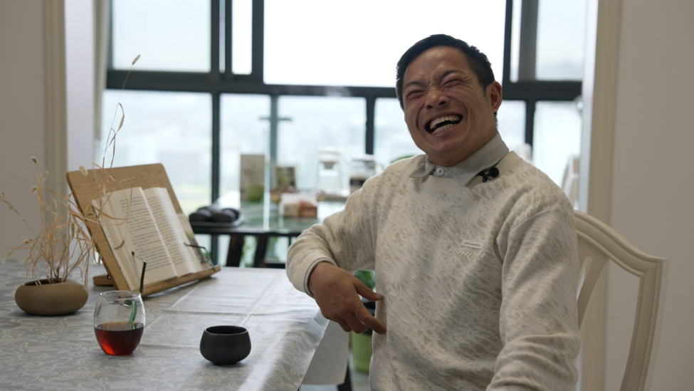 亲戚不疼，老师不爱，自幼残疾的我小学二年级辍学只为逼父母回家