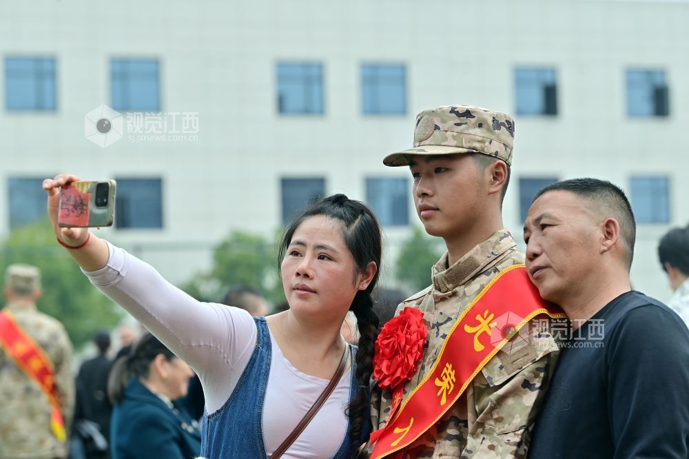 2026年3月15日，江西省宜春市万载县举行2026年上半年新兵入伍欢送仪式，入伍新兵与家人拍照留念。