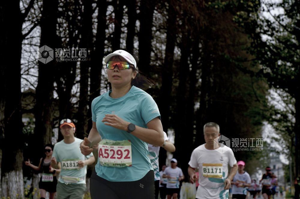 2026年3月15日，南昌半程马拉松开赛，选手们活力奔跑，尽显运动风采。