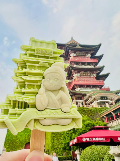▲印着滕王阁的风景明信片。摄影｜江西日报全媒体记者徐黎明