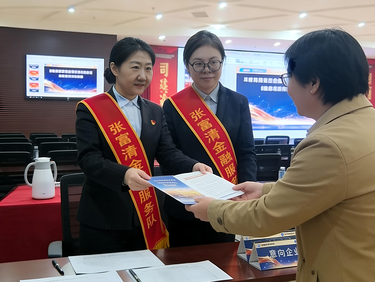 (建设银行哈尔滨南岗支行“张富清金融服务队”向企业讲解相关信贷政策)