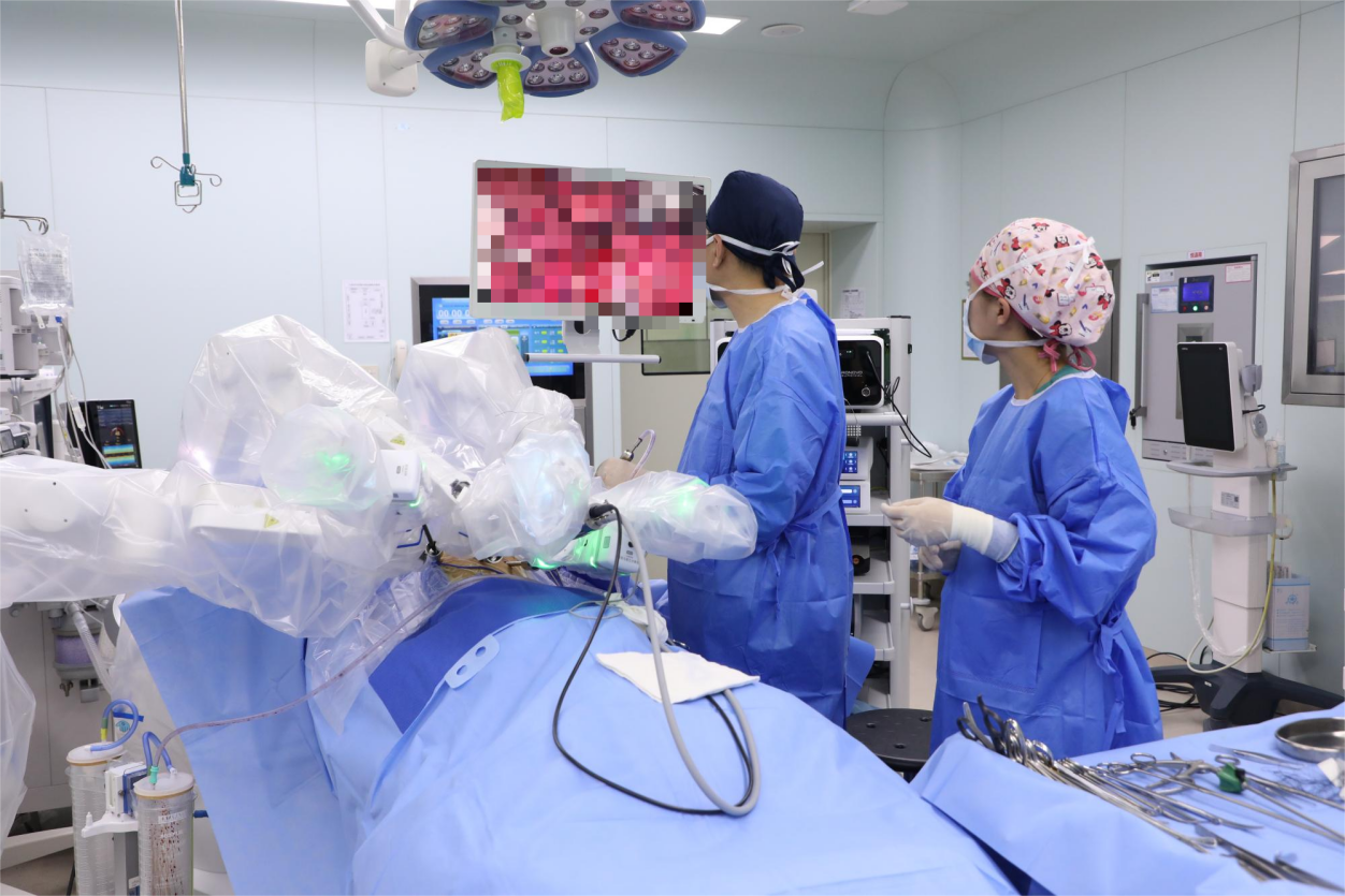 李明团队助手医生操作机械臂