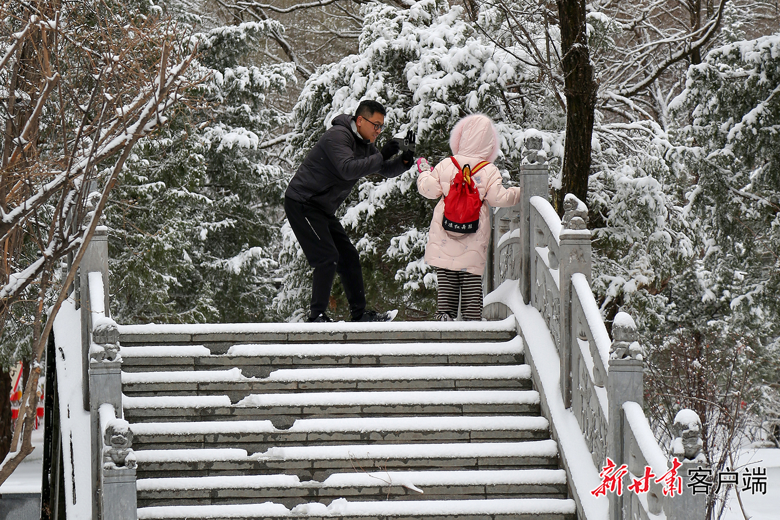 3月14日，平凉市境内迎来大范围降雪天气，雪后的柳湖公园雪景如画，吸引众多市民游玩、赏雪。新甘肃&middot;甘肃日报通讯员　吴希会