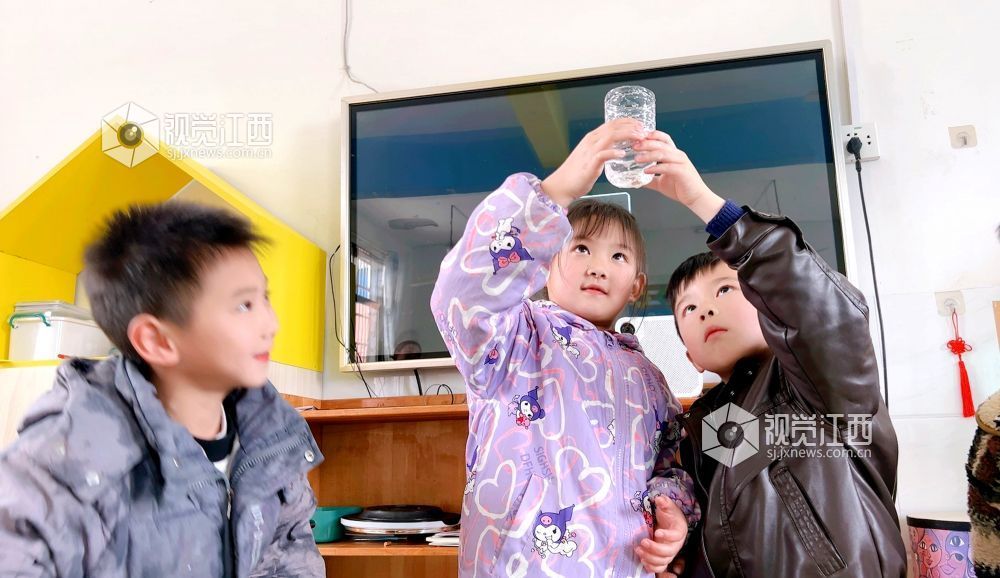 2026年3月19日，江西省吉安市遂川县珠田育苗幼儿园孩子们在老师带领下，通过自制简易净水装置实验，直观感受污水变清的过程，在动手操作中学习水资源保护知识，从小树立节水、爱水、护水的环保意识，迎接3月22日世界水日。