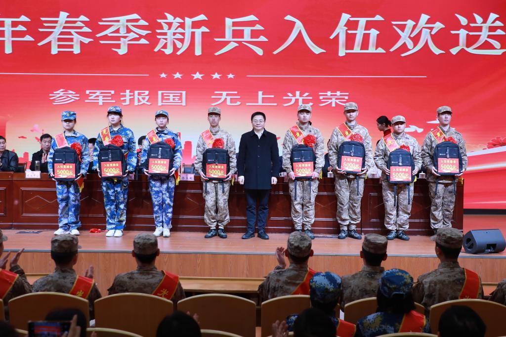 余玉刚为入伍学生颁发入伍奖励金和纪念品