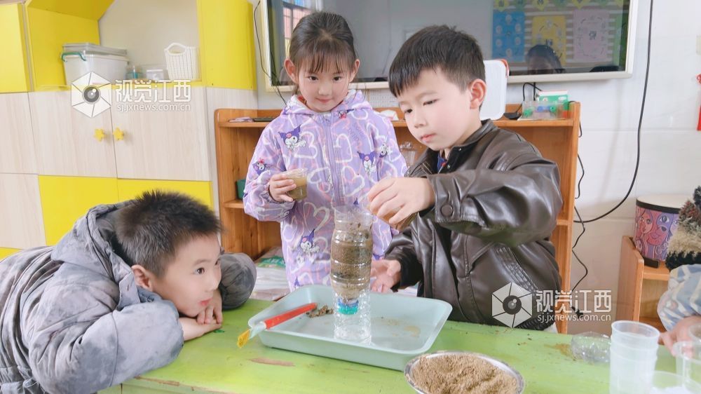 2026年3月19日，江西省吉安市遂川县珠田育苗幼儿园孩子们在老师带领下，通过自制简易净水装置实验，直观感受污水变清的过程，在动手操作中学习水资源保护知识，从小树立节水、爱水、护水的环保意识，迎接3月22日世界水日。