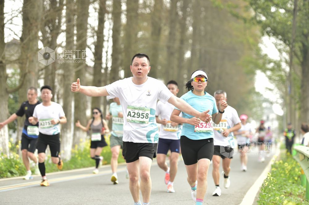 2026年3月15日，南昌半程马拉松，参赛选手自信奔跑，尽显昂扬运动风采。