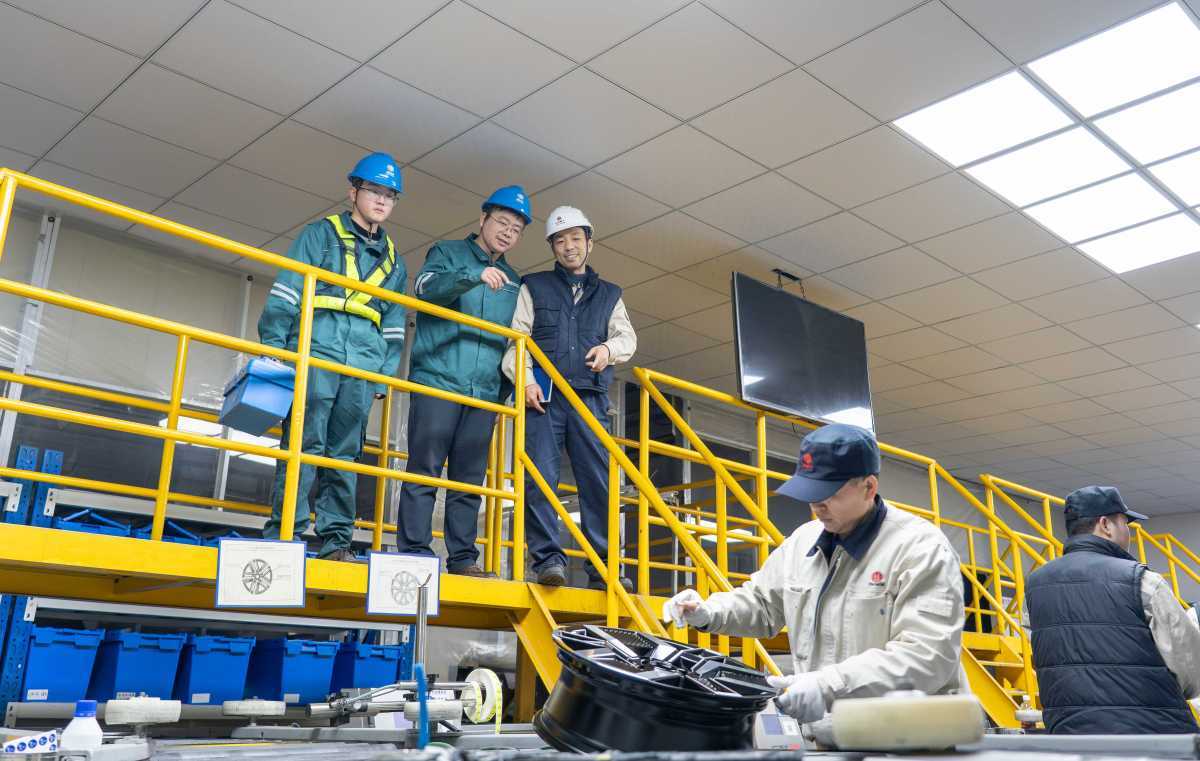 国网宁波供电公司工作人员来到前湾新区威睿电动汽车技术（宁波）有限公司，开展用电设备专项检查工作，精准对接企业用电需求，以可靠供电为企业稳产增效。（柴铮 摄）.jpg